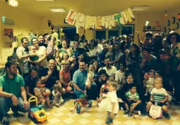 Il gruppo di bambini, genitori ed educatrici in festa